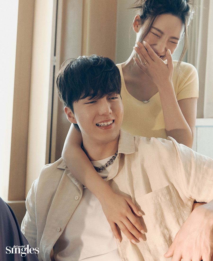 희두가 골든구스의 쇼트 슬리브 셔츠와 화이트 티셔츠, 우영미의 보라색 팬츠, 디올의 체인 네크리스를 착용하고 나연과 함께 촬영한 싱글즈 화보